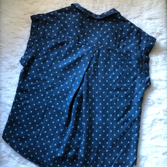 Jachs Girlfriend | Arrow Print Chambray Shirt - Picture 6 of 6